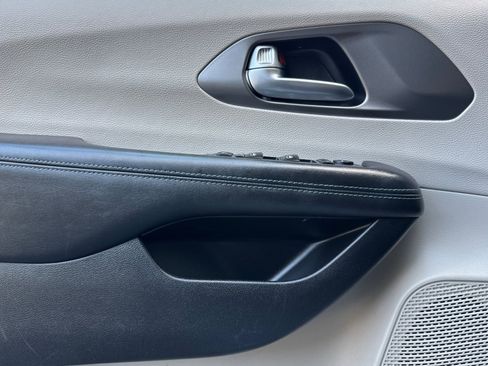 Used 2021 Chrysler Pacifica Touring image 10