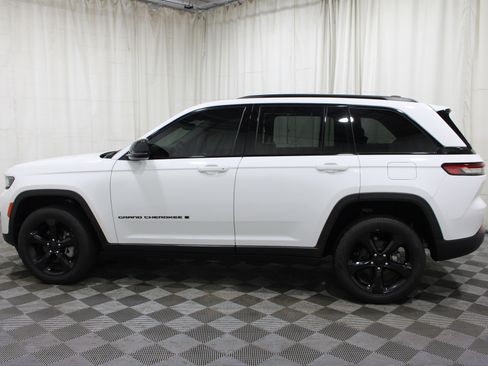 Used 2024 Jeep Grand Cherokee Limited w/ Black Appearance Package AWD/4WD image 31