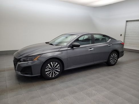 Used 2025 Nissan Altima 2.5 SV FWD image 2
