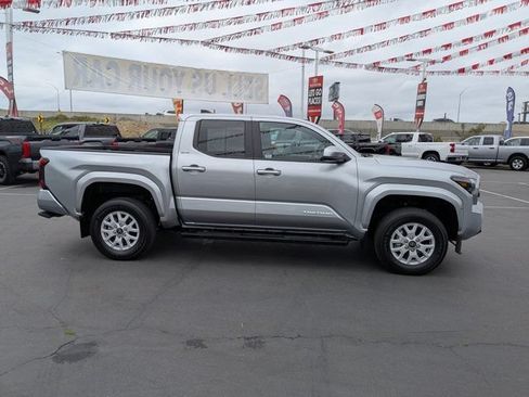 Used 2024 Toyota Tacoma SR5 w/ SR5 Upgrade Package AWD/4WD image 4