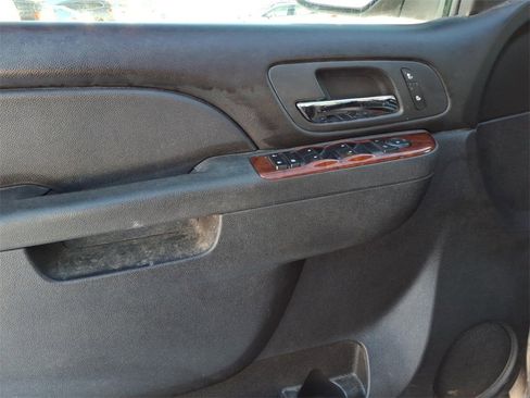 Used 2012 Chevrolet Suburban LT image 16