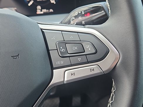 Used 2025 Volkswagen Tiguan SE AWD/4WD image 17