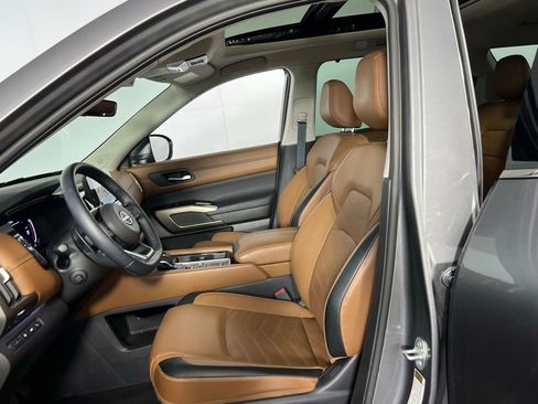 Used 2024 Nissan Pathfinder Platinum w/ Cargo Package image 18