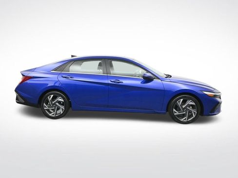 Used 2025 Hyundai Elantra SEL FWD image 4
