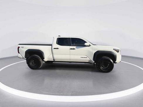 Used 2024 Toyota Tacoma TRD Off-Road image 9