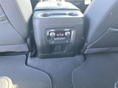 Used 2024 GMC Yukon XL Denali image 17