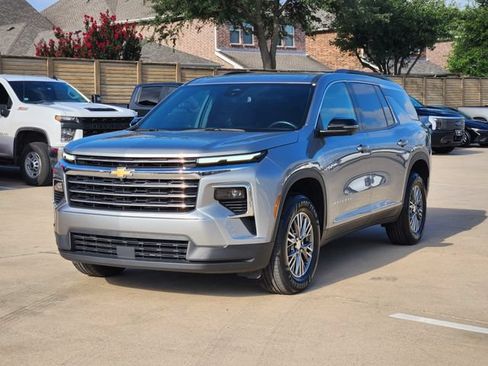 Used 2024 Chevrolet Traverse LT FWD image 11