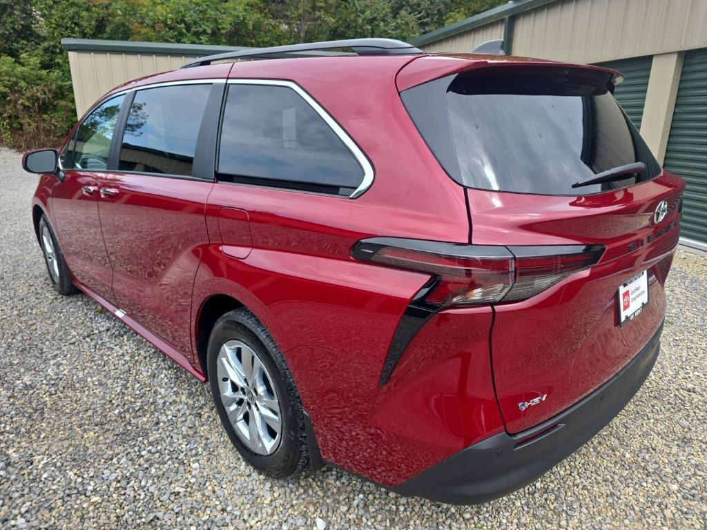 Certified 2026 Toyota Sienna XLE FWD image 4