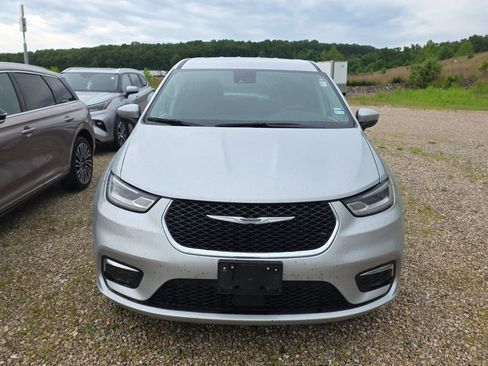 Used 2023 Chrysler Pacifica Touring-L FWD image 2