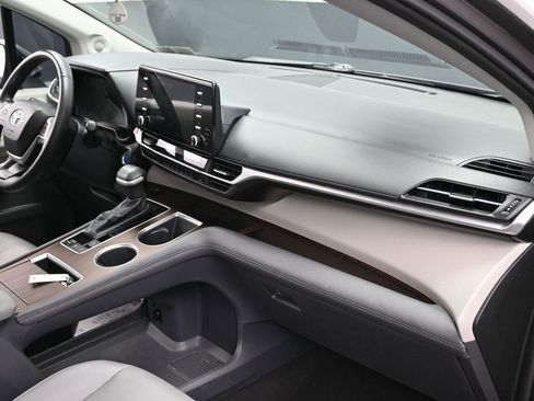 Used 2022 Toyota Sienna XLE w/ XLE Plus Package image 39