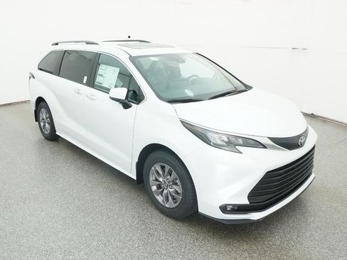 New 2026 Toyota Sienna XLE image 29