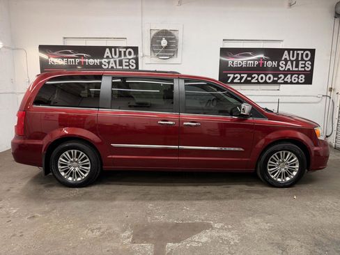 Used 2016 Chrysler Town & Country Touring-L FWD image 6