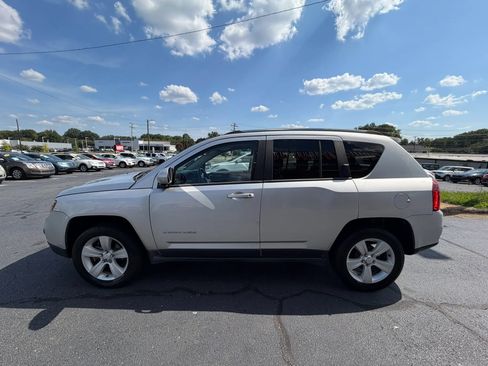 Used 2014 Jeep Compass Latitude FWD image 4