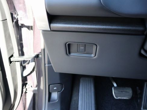 Certified 2025 Land Rover Range Rover SE AWD/4WD image 33