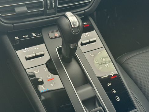 Certified 2026 Porsche Macan AWD/4WD image 23