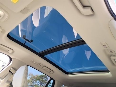 Certified 2025 Volvo XC90 T8 Plus image 16