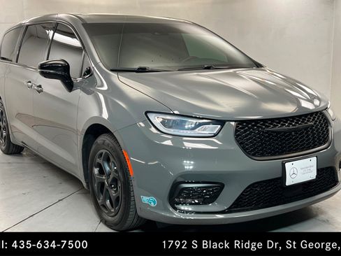 Used 2023 Chrysler Pacifica Limited w/ Uconnect Theater Family Group FWD image 7