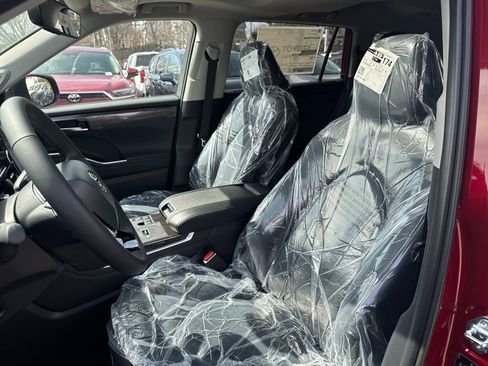 New 2026 Toyota Highlander Limited image 18