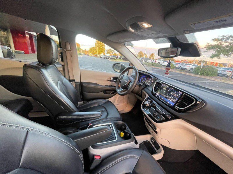 Used 2023 Chrysler Pacifica Touring-L FWD image 6