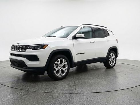 Used 2025 Jeep Compass Latitude image 3