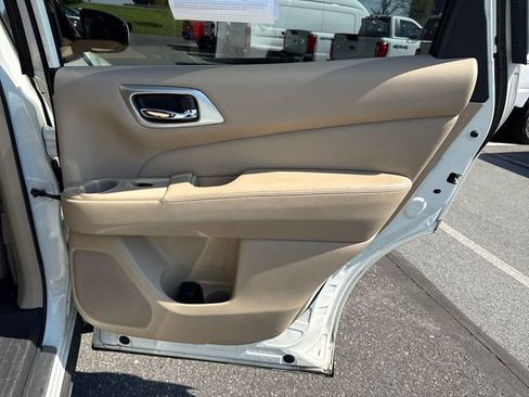 Used 2016 Nissan Pathfinder Platinum w/ Family Entertainment Package FWD image 17