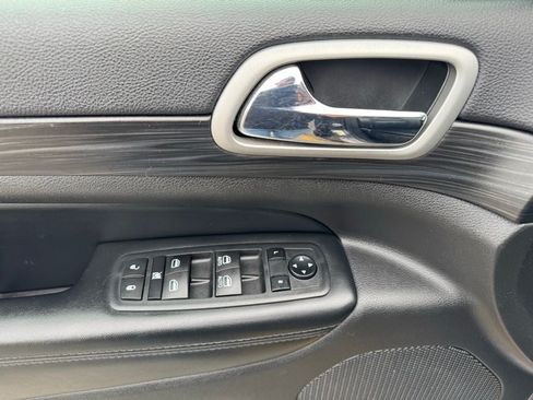 Used 2019 Jeep Grand Cherokee Laredo AWD/4WD image 17