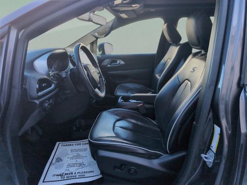 Used 2019 Chrysler Pacifica Limited w/ S Appearance Package image 17