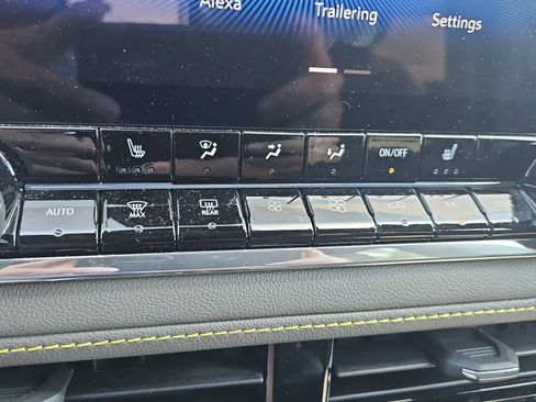 Used 2024 Chevrolet Colorado ZR2 image 17