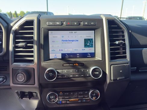 Used 2020 Ford Expedition XLT w/ Equipment Group 202A AWD/4WD image 15
