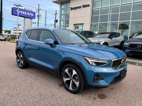 Certified 2025 Volvo XC40 B5 Plus AWD/4WD image 1
