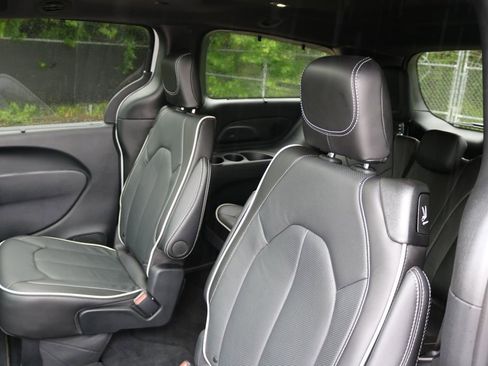 Used 2025 Chrysler Pacifica Limited image 16