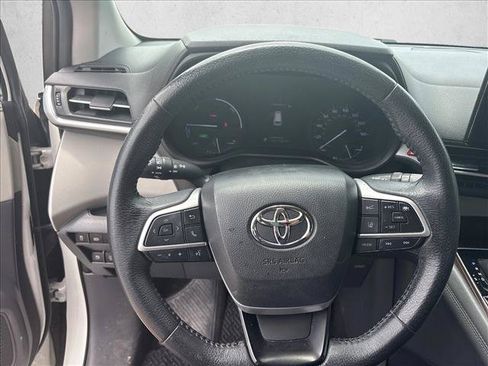 Used 2021 Toyota Sienna XLE FWD image 12