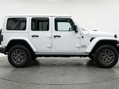 Used 2025 Jeep Wrangler Sahara image 11