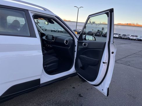 Used 2025 Hyundai Venue SEL FWD image 21