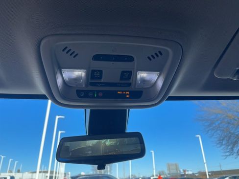 Used 2020 Chevrolet Traverse RS image 32