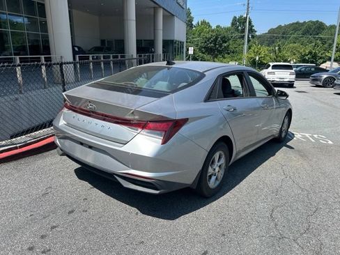 Used 2022 Hyundai Elantra SE FWD image 5