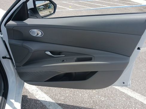 Used 2025 Hyundai Elantra SE FWD image 17