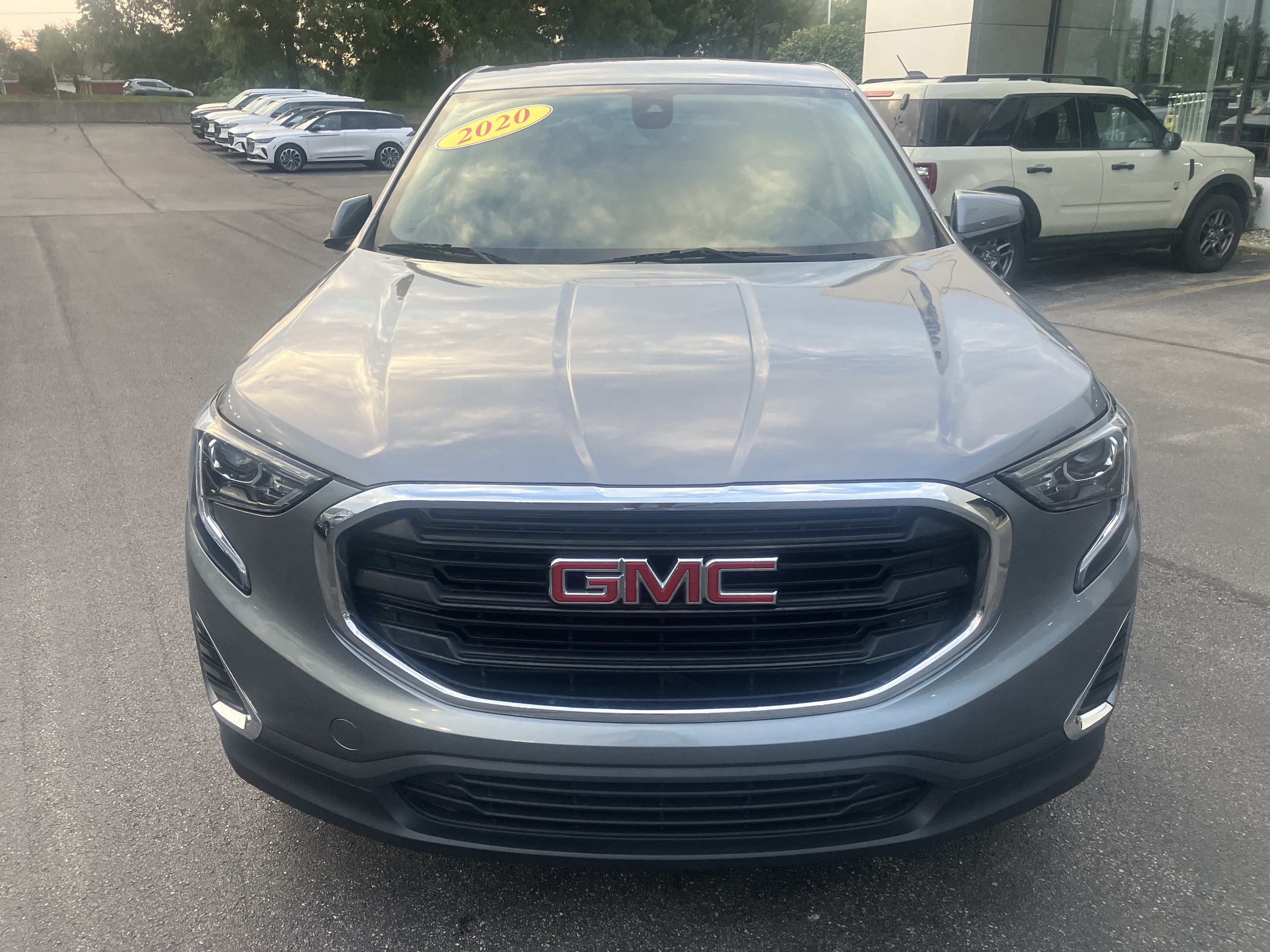Used 2020 GMC Terrain SLE FWD image 2