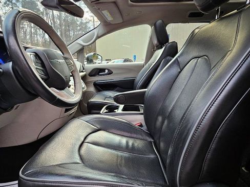 Used 2020 Chrysler Pacifica Limited image 22