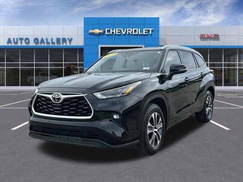 Used 2022 Toyota Highlander XLE FWD image 1