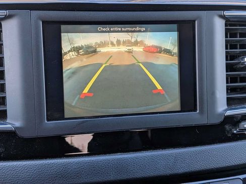 Used 2020 Chrysler Pacifica Touring-L FWD image 27