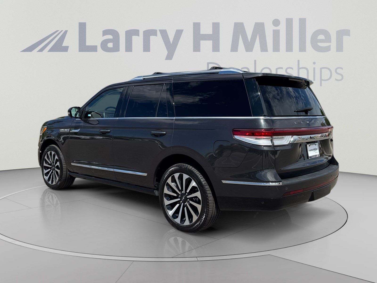 Used 2023 Lincoln Navigator Reserve RWD image 3