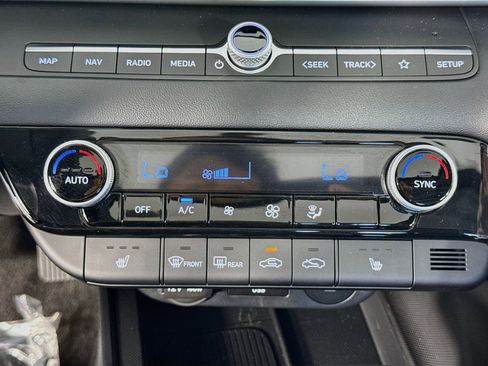 Used 2025 Hyundai Elantra Limited FWD image 16