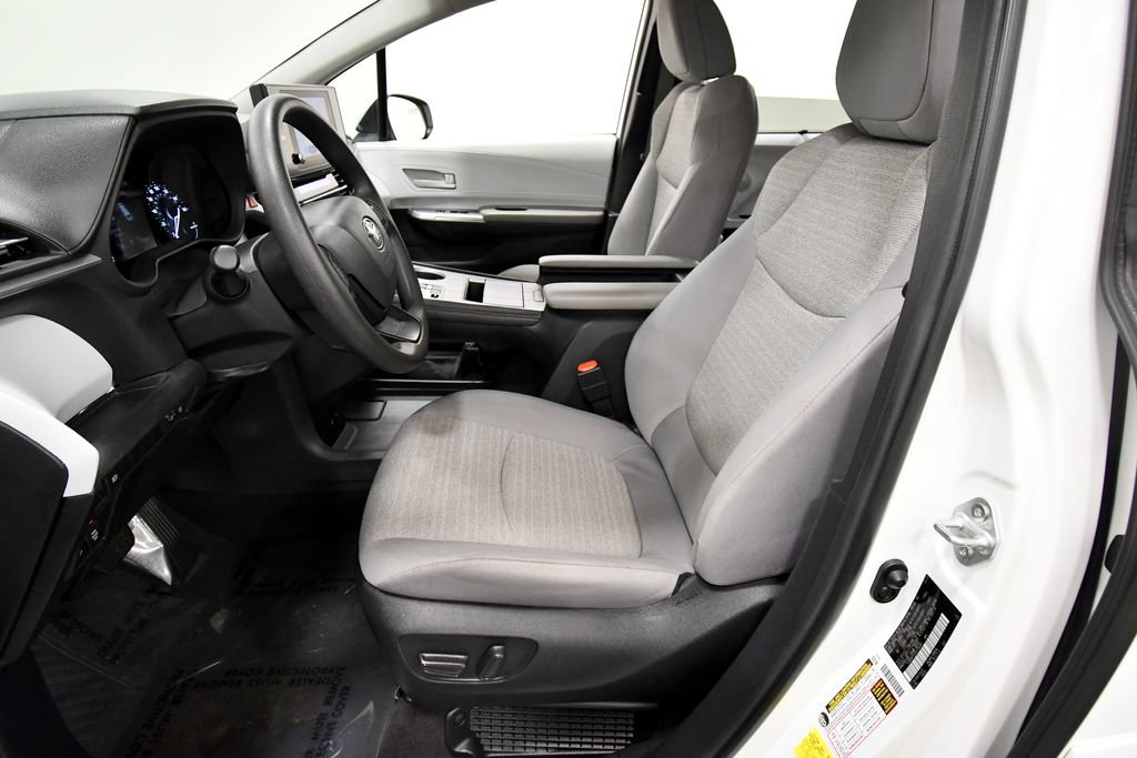 Used 2025 Toyota Sienna LE AWD/4WD image 14