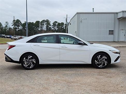 New 2025 Hyundai Elantra SEL image 4