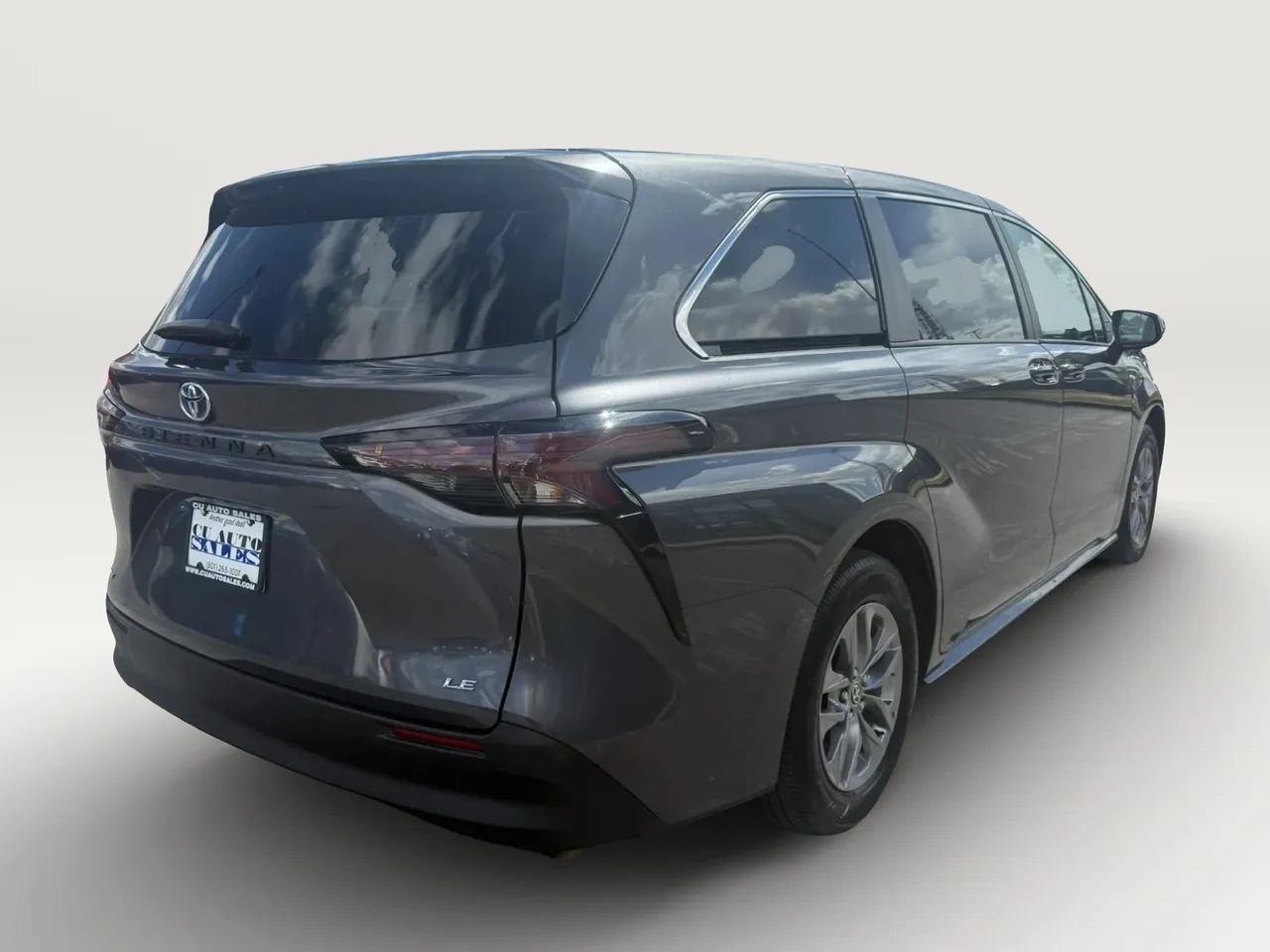Used 2025 Toyota Sienna LE FWD image 3