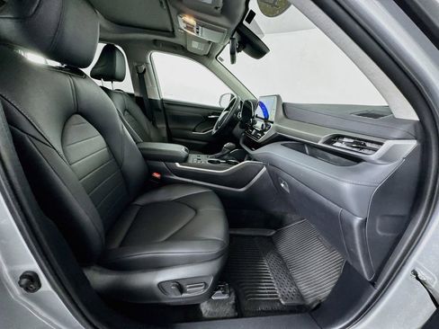 Used 2024 Toyota Highlander XLE FWD image 28