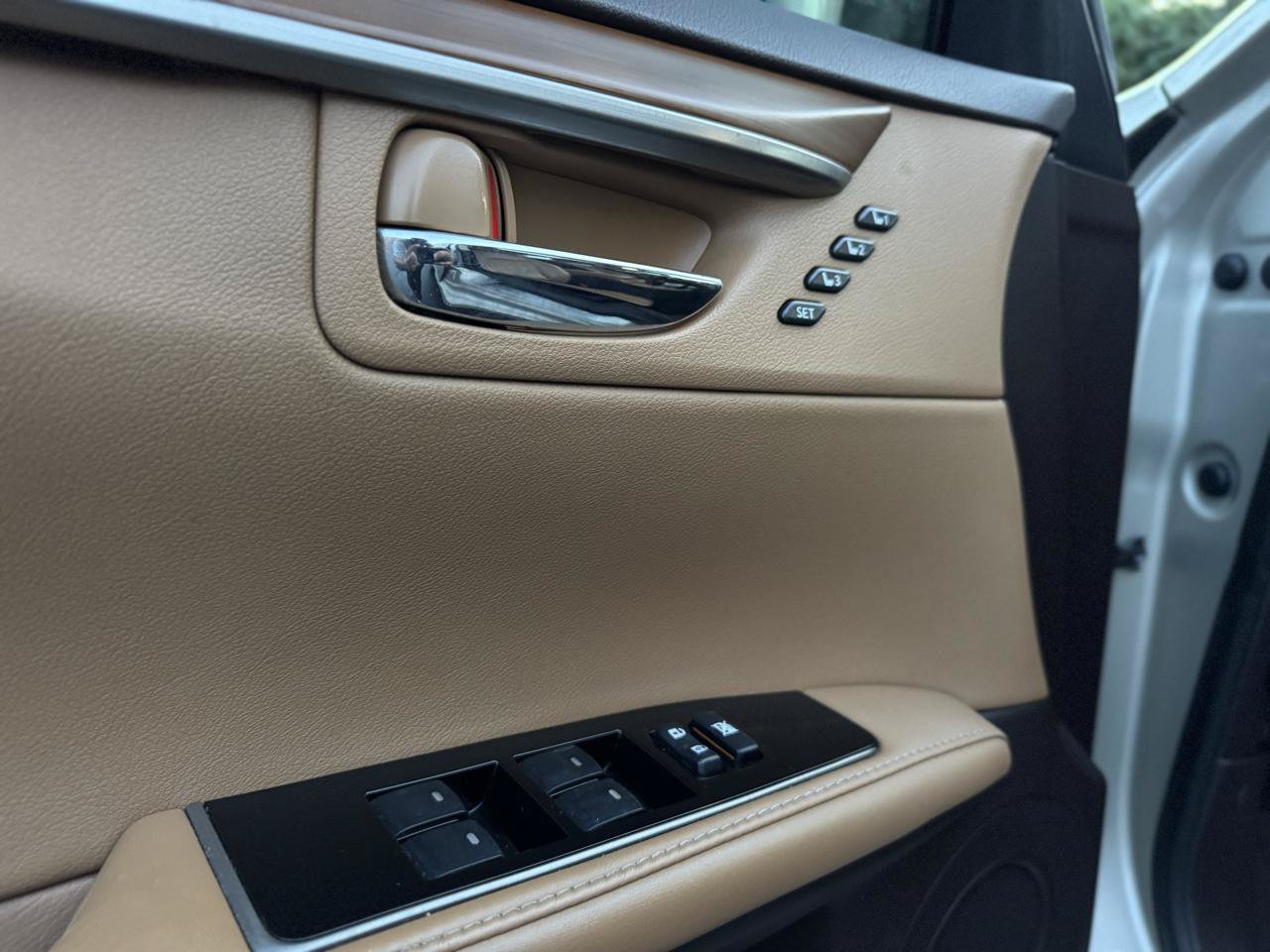 Used 2016 Lexus ES 350 w/ Luxury Package w/Wood Trim FWD image 30