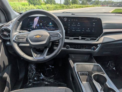 Used 2025 Chevrolet Equinox LT FWD image 16