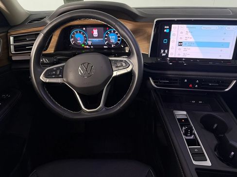 Used 2025 Volkswagen Atlas SE FWD image 12